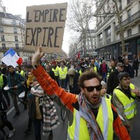 Foto: Francijas ielās kārtējo reizi iziet 'dzeltenās vestes'