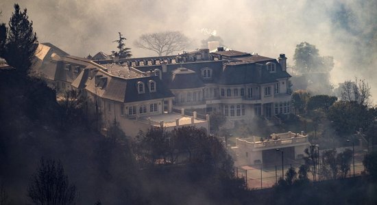 Foto: Liesmas Losandželosā uzbrūk bagātāko un slavenāko amerikāņu rajonam