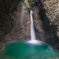 Skaists ūdenskritums Slovēnijā, ko ieskāvušas klintis