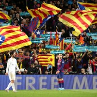 Protestu pavadītas 'Barcelona' un 'Real' spēlē neizšķirti 'El Clasico' mačā