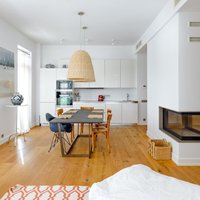 Koka un baltās krāsas harmonija – mūsdienīga dizaina dzīvoklis Bulduros