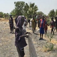ANO eksperti: Dienvidsudānā 100 000 cilvēku draud bada nāve, kamēr valdība pērk ieročus