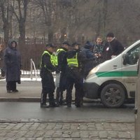 Foto: Pašvaldības policija Rīgas centrā aiztur jaunieti – 'zaķi'