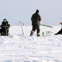 В Даугавпилсе погиб рыбак, провалившийся под лед