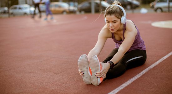 Iesaistīt medmāsas, neatņemt sportu – Saeimā diskutē, kā skolās ieviest veselības mācību