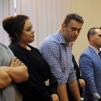 Прокуратура обжалует арест Навального, в России протестуют против приговора