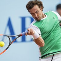 Gulbis Gštādes ATP turnīra ceturtdaļfinālā trīs setos zaudē itālim Fonjīni