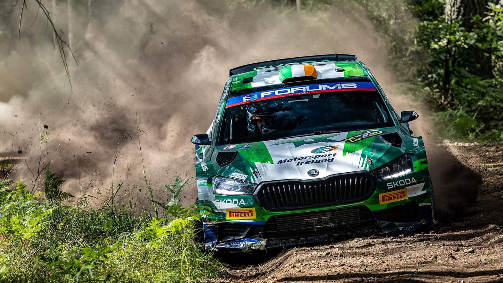Video: Latvijas rallija fani no grāvja palīdz "izrāpties" īru pilotam