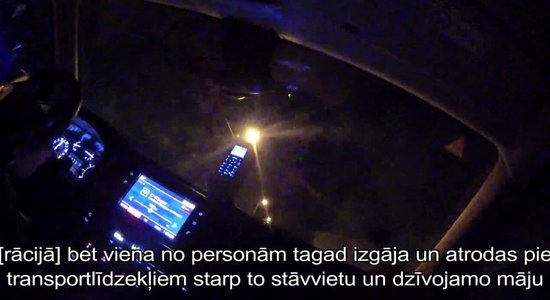 ВИДЕО: Подозреваемый в воровстве спрыгнул с третьего этажа, пытаясь скрыться от полиции