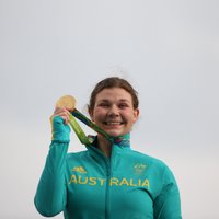 Olimpiskā debitante Skinere izcīna Austrālijai zelta medaļu tranšeju stenda šaušanā