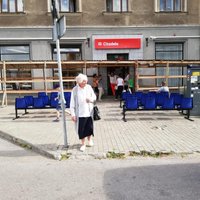 ФОТО: в Даугавпилсе стоящим в очереди клиентам PNB banka поставили стулья и раздают воду