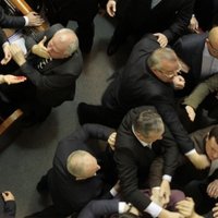 Foto: Ukrainas parlamentā izceļas grūstīšanās un dūru vicināšana