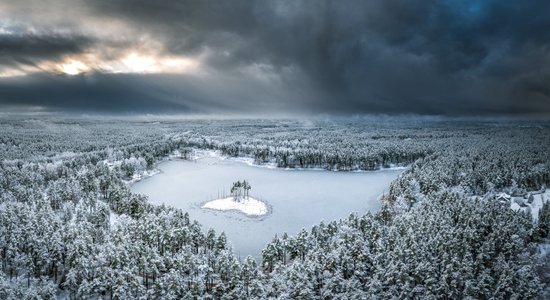 Зимние ФОТО. Как выглядят заснеженное озеро Венчу и его "остров-сердце"