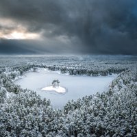Зимние ФОТО. Как выглядят заснеженное озеро Венчу и его "остров-сердце"