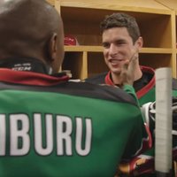Video: Prieks līdz asarām – Krosbijs un Makkinons uzspēlē hokeju kopā ar Kenijas izlasi