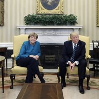 Video: Tramps ignorē lūgumus spiest roku Merkelei