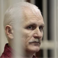 Baltkrievijas cilvēktiesību aktīvistu Beļacki apsūdz naudas kontrabandā, ziņo 'Vjasna'