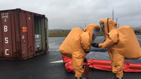 Foto: Rīgas ostā mācās likvidēt ķīmisku vielu avārijas sekas - 1