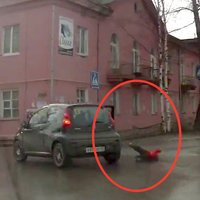 Video: Arhangeļskā mātei no auto pagriezienā izkrīt bērns