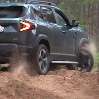 Video: Kā pilnpiedziņas "Dacia Duster" brauc pa Latvijas mežiem