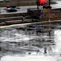 Foto: Jaunieši uz ledus pie Akmens tilta riskē ar dzīvību