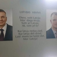 Prezidents, valsts himna un Elksniņš – Daugavpilī mēra portrets gozējas pie skolas goda plāksnes