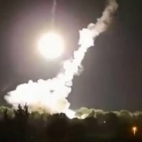 Video: Apgaismes raķetes krīt pār naksnīgo Ukrainu