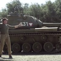 ВИДЕО: Шварценеггер приглашает всех желающих покататься на его танке