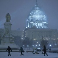ASV austrumkrastu skārusi spēcīga sniega vētra, miruši vismaz 9 cilvēki