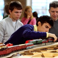 Lieli un mazi spēlējas ar vilcieniņu modeļiem - izstādē muzejā