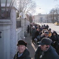 Foto: Pie Krievijas vēstniecības novērojama liela vēlētāju aktivitāte