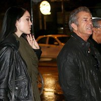 Mels Gibsons skandalozi atrāda jauniņo draudzeni