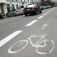 Iesniedz 2500 parakstus par sabiedriskā transporta un velojoslu izveidi Brīvības ielā