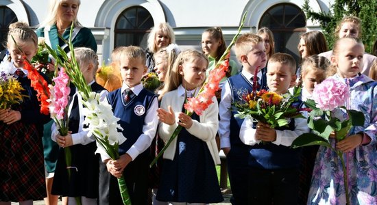 Родителей просят присылать заявки: в школах Риги формируют первые классы на новый учебный год