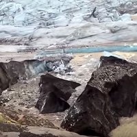 Video: Zemei drebot, no senā Svinafelsjokula ledāja nolūst milzīgi ledus gabali