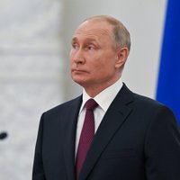 Putins solījis Makronam sarunās ar Lukašenko aktualizēt krīzi uz robežas