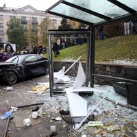 Foto: Viļņā auto lielā ātrumā taranē pieturu un savaino vairākus cilvēkus