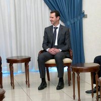 Pēc ziņām par arestu, Sīrijas drošībnieku priekšnieks parādās kopā ar Asadu
