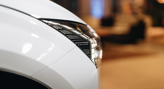 "Volvo Cars" atsakās no plāna līdz 2030. gadam pāriet tikai uz elektroauto ražošanu