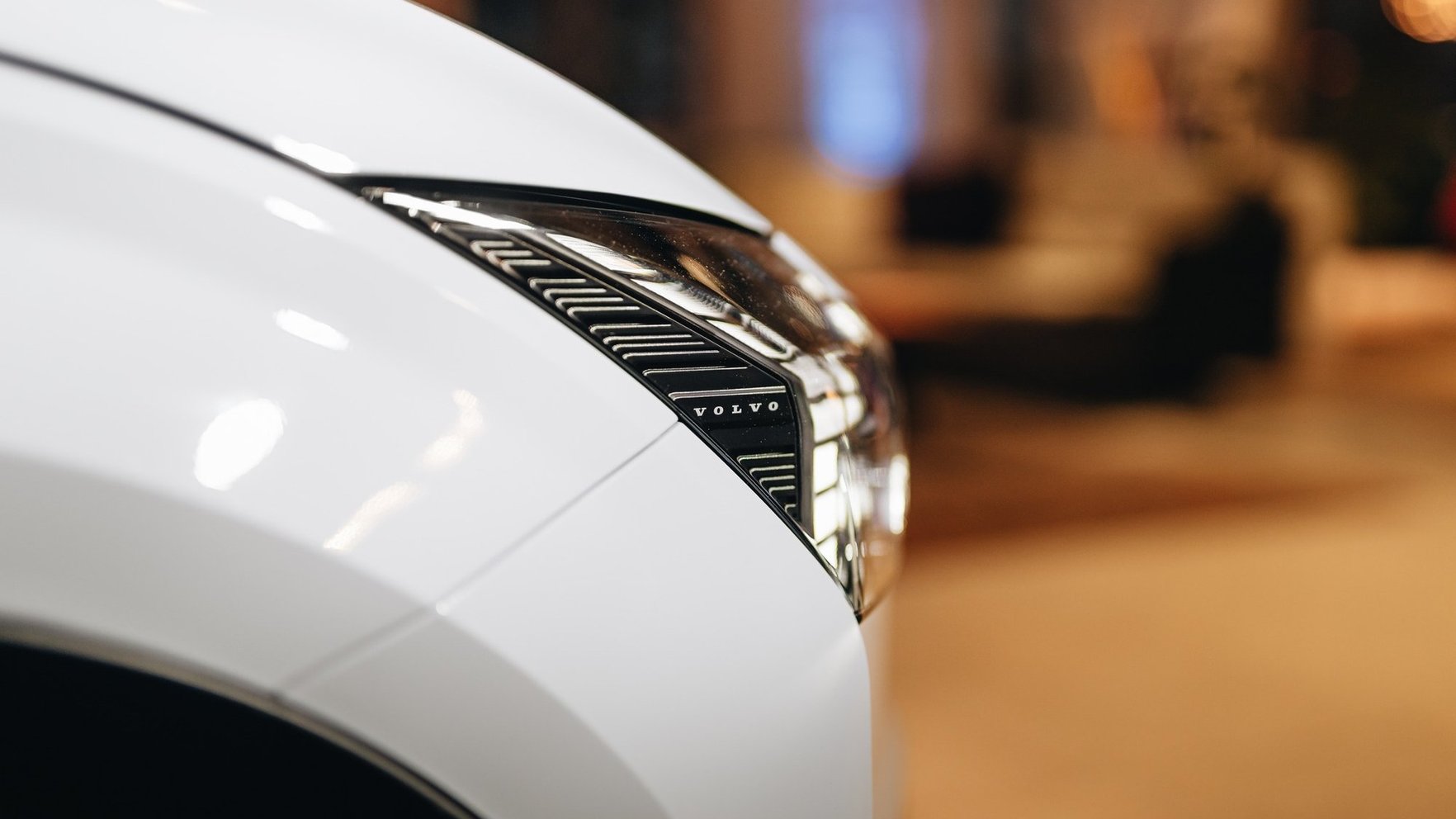 "Volvo Cars" atsakās no plāna līdz 2030. gadam pāriet tikai uz elektroauto ražošanu