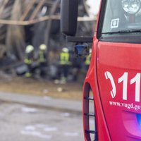 Turpinās šķeldas ugunsgrēka dzēšanas darbi Uriekstes ielā Rīgā