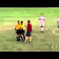 Video: Brazīlijā tiesnesis strīdā ar futbolistu izmanto īpašu 'argumentu' - pistoli