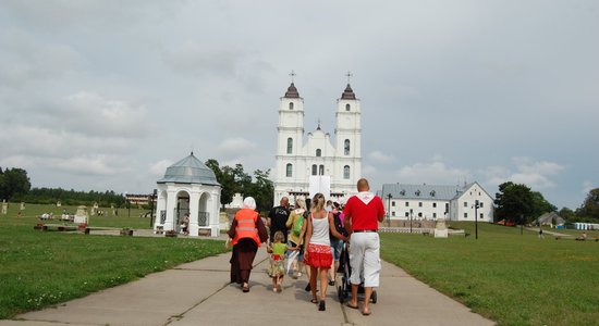 Pirmās svētceļnieku grupas no Liepājas un Rīgas sākušas ceļu uz Aglonu