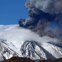 Etnas izvirduma dēļ slēdz lidostas Sicīlijā
