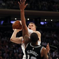 Latviešu duelis NBA: Porziņģim 13 punkti, Bertānam – 10 ; 'Spurs vēlreiz pārspēj 'Knicks'