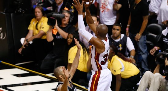 'Heat' dramatiskā cīņā pagarinājumā panāk septīto spēli NBA finālā