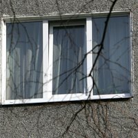 Eksperts: Latvijā nepareizi montē logus, tāpēc tie ātri laiž aukstumu un mitrumu