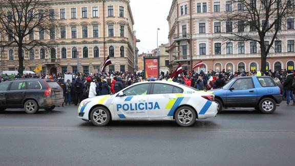 11. novembra krastmalā notiek protests pret Covid-19 ierobežojumiem - 44