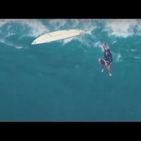 ВИДЕО: Как серфер падает с 12-метровой волны