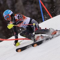 Pasaules slaloma ranga simtniekā jau divi Latvijas kalnu slēpotāji